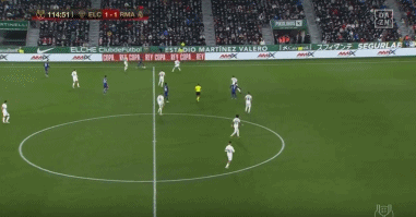 葡超比赛一球员受伤需要担架，对方球员帮忙传递担架吃黄牌