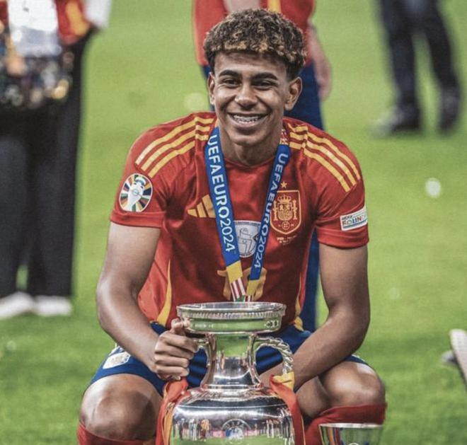 泰州队“苏超”冠军奖杯开启全市巡展，第一站在海陵老街